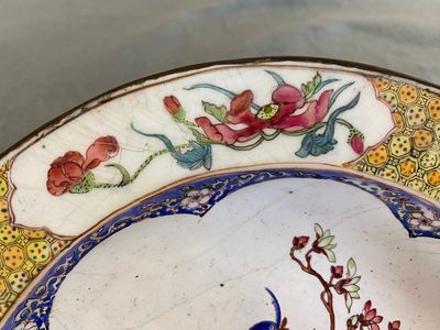Een Chinees bord met een fazant en een vlinder in Canton email met robijnrode achterkant, Yongzheng — foto 3