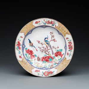 Een Chinees bord met een fazant en een vlinder in Canton email met robijnrode achterkant, Yongzheng — foto 1