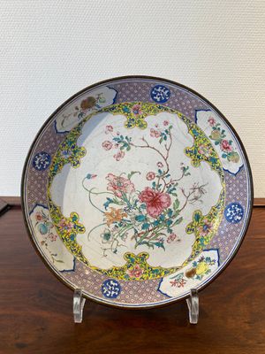 Een Chinees bord met fijn floraal decor in Canton email, Yongzheng — foto 1