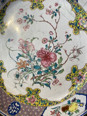 Een Chinees bord met fijn floraal decor in Canton email, Yongzheng — foto 2
