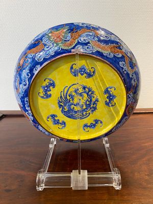 Een Chinees bord met fijn floraal decor in Canton email, Yongzheng — foto 4