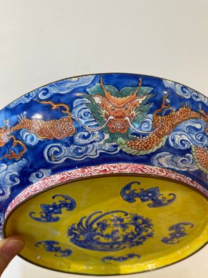 Een Chinees bord met fijn floraal decor in Canton email, Yongzheng — foto 6
