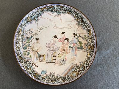 Een Chinees bord met fluitspelers in Canton email met robijnrode achterkant, Yongzheng — foto 1