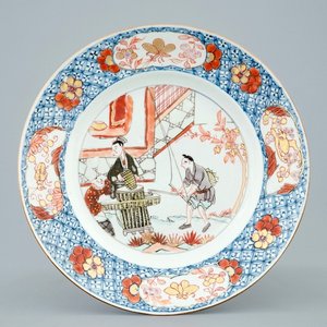 Een Chinees bord met ijzerrood, grisaille en verguld decor van mandenvlechters, Yongzheng, 1723-1735 — foto 1