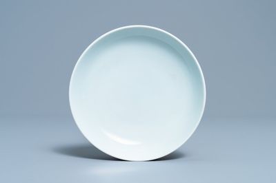 Een Chinees bord met koperrode achterkant, Yongzheng merk en mogelijk periode