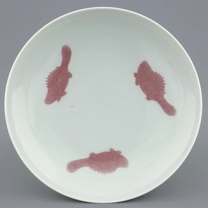 Een Chinees bord met koperrood decor van drie vissen, Yongzheng merk, 19/20e eeuw — foto 1