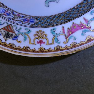 Een Chinees bord voor de Belgische markt met de wapens van Bistrate en Proli, Qianlong, ca. 1736 — foto 4