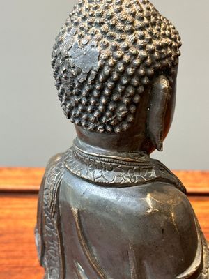 Een Chinees bronzen beeld van Boeddha, Ming — foto 10