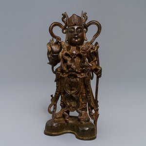 Een Chinees bronzen beeld van Guandi op houten sokkel, 18/19e eeuw — foto 3