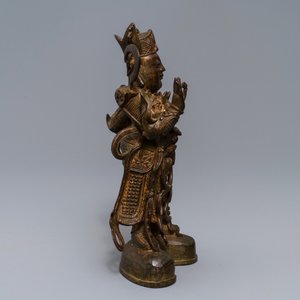 Een Chinees bronzen beeld van Guandi op houten sokkel, 18/19e eeuw — foto 4