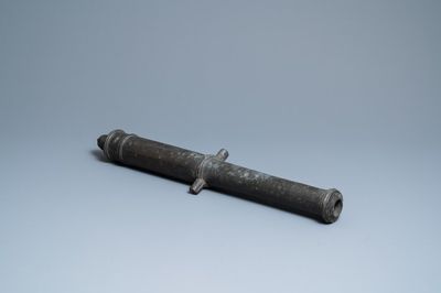 Een Chinees bronzen kanon met inscriptie, 19e eeuw