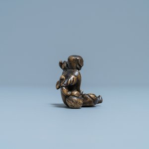Een Chinees bronzen 'Liu Hai' scrollgewicht op houten sokkel, Ming — foto 5