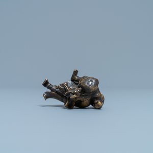 Een Chinees bronzen 'Liu Hai' scrollgewicht op houten sokkel, Ming — foto 6