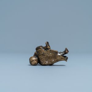 Een Chinees bronzen 'Liu Hai' scrollgewicht op houten sokkel, Ming — foto 7