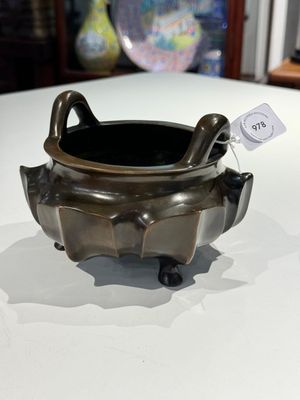 Een Chinees bronzen lotusvormig wierookvat op drie poten, Xuande merk, 18/19e eeuw — foto 1
