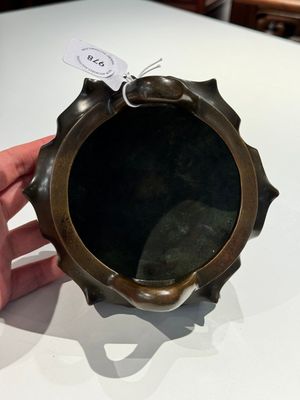 Een Chinees bronzen lotusvormig wierookvat op drie poten, Xuande merk, 18/19e eeuw — foto 4