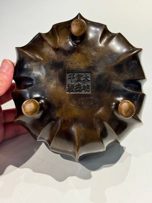 Een Chinees bronzen lotusvormig wierookvat op drie poten, Xuande merk, 18/19e eeuw — foto 5