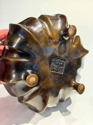 Een Chinees bronzen lotusvormig wierookvat op drie poten, Xuande merk, 18/19e eeuw — foto 7