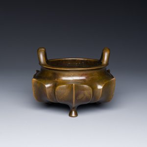 Een Chinees bronzen lotusvormig wierookvat op drie poten, Xuande merk, 18/19e eeuw — foto 1