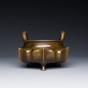 Een Chinees bronzen lotusvormig wierookvat op drie poten, Xuande merk, 18/19e eeuw — foto 2