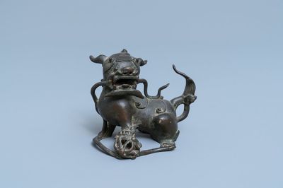 Een Chinees bronzen model van een boeddhistische leeuw, late Ming