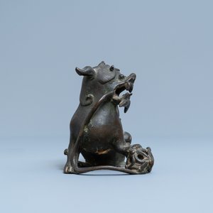 Een Chinees bronzen model van een boeddhistische leeuw, late Ming — foto 3