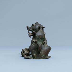 Een Chinees bronzen model van een boeddhistische leeuw, late Ming — foto 5