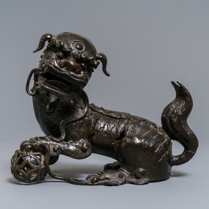 Een Chinees bronzen model van een Boeddhistische leeuw, Ming — foto 2