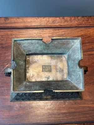 Een Chinees bronzen ritueel vat, 'Fu', Qianlong zegelmerk en uit de periode — foto 11