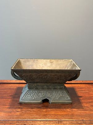 Een Chinees bronzen ritueel vat, 'Fu', Qianlong zegelmerk en uit de periode — foto 3