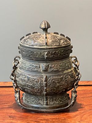 Een Chinees bronzen ritueel wijnvat en deksel, 'you', Yuan/Ming — foto 1