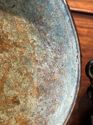 Een Chinees bronzen ritueel wijnvat en deksel, 'you', Yuan/Ming — foto 13