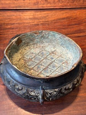 Een Chinees bronzen ritueel wijnvat en deksel, 'you', Yuan/Ming — foto 18
