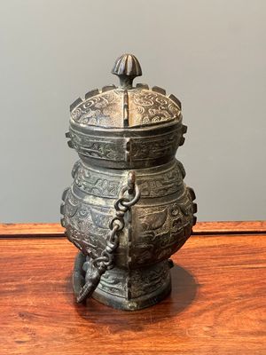 Een Chinees bronzen ritueel wijnvat en deksel, 'you', Yuan/Ming — foto 2