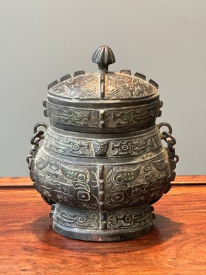 Een Chinees bronzen ritueel wijnvat en deksel, 'you', Yuan/Ming — foto 3