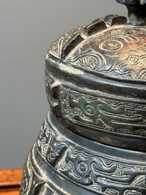 Een Chinees bronzen ritueel wijnvat en deksel, 'you', Yuan/Ming — foto 7