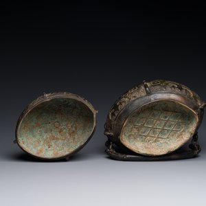 Een Chinees bronzen ritueel wijnvat en deksel, 'you', Yuan/Ming — foto 3