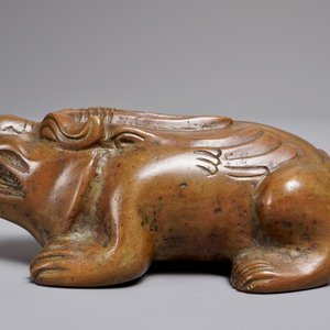 Een Chinees bronzen scroll- of papiergewicht in de vorm van een bixie, 18/19e eeuw — foto 3
