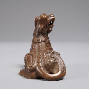Een Chinees bronzen scroll- of papiergewicht in de vorm van een Boeddhistische leeuw of Shishi, 18/19e eeuw — foto 5