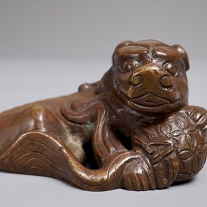 Een Chinees bronzen scroll- of papiergewicht in de vorm van een Boeddhistische leeuw of Shishi met bal, 17/18e eeuw — foto 2