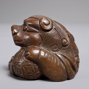 Een Chinees bronzen scroll- of papiergewicht in de vorm van een Boeddhistische leeuw of Shishi met bal, 17/18e eeuw — foto 3