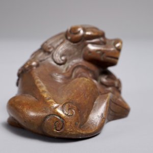 Een Chinees bronzen scroll- of papiergewicht in de vorm van een Boeddhistische leeuw of Shishi met bal, 17/18e eeuw — foto 5