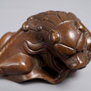 Een Chinees bronzen scroll- of papiergewicht in de vorm van een Boeddhistische leeuw of Shishi met bal, 17/18e eeuw — foto 7