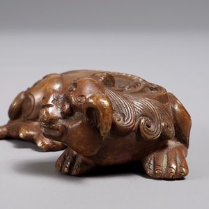 Een Chinees bronzen scroll- of papiergewicht in de vorm van een Boeddhistische leeuw of Shishi, 17/18e eeuw — foto 2