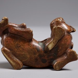 Een Chinees bronzen scroll- of papiergewicht in de vorm van een Boeddhistische leeuw of Shishi, 17/18e eeuw — foto 6