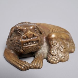 Een Chinees bronzen scroll- of papiergewicht in de vorm van een Boeddhistische leeuw of Shishi, 17/18e eeuw — foto 1