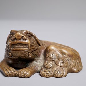 Een Chinees bronzen scroll- of papiergewicht in de vorm van een Boeddhistische leeuw of Shishi, 17/18e eeuw — foto 2