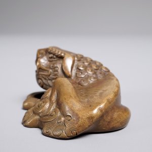 Een Chinees bronzen scroll- of papiergewicht in de vorm van een Boeddhistische leeuw of Shishi, 17/18e eeuw — foto 5