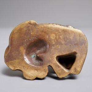 Een Chinees bronzen scroll- of papiergewicht in de vorm van een Boeddhistische leeuw of Shishi, 17/18e eeuw — foto 6