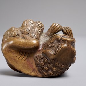 Een Chinees bronzen scroll- of papiergewicht in de vorm van een Boeddhistische leeuw of Shishi, 17/18e eeuw — foto 7